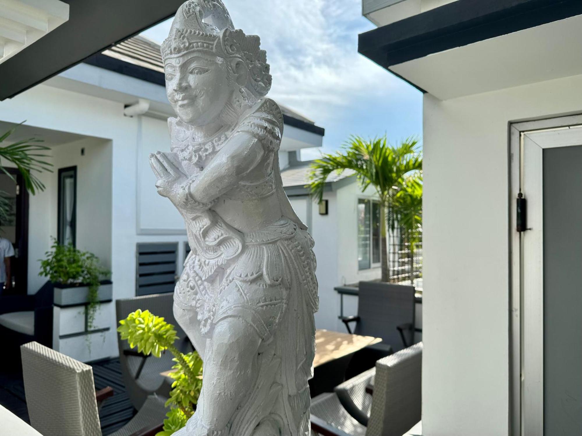 Villa Rumah Putih Abu Abu Senggigi Buitenkant foto