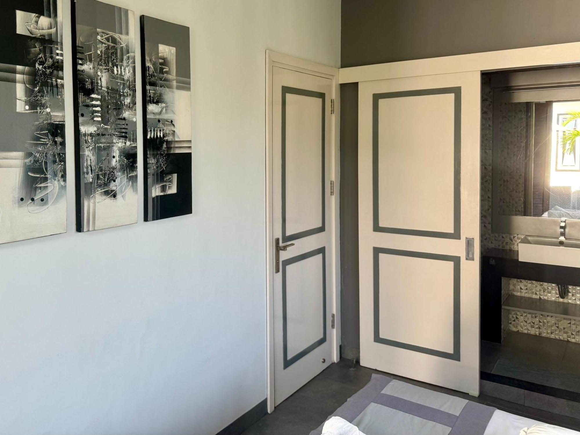 Villa Rumah Putih Abu Abu Senggigi Buitenkant foto